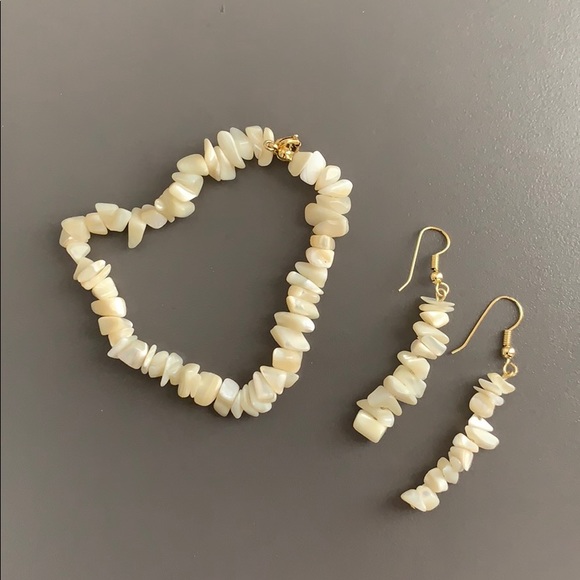 3/$10 🔆 Mother of Pearl Earrings - Picture 6 of 6